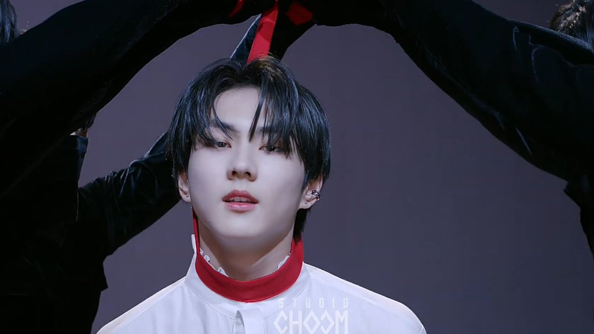 jaansgf_'s tweet photo. EXCUSE ME SIR BUT WOULD YOU PLEASE LET US BREATHE??? https://t.co/EaLSOzAyWT