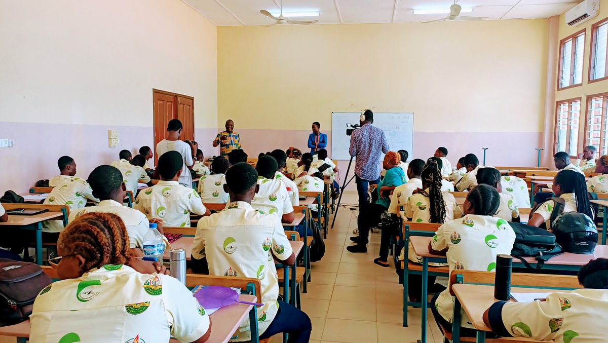 #ARTIRIUM : RENDU DE LA RENCONTRE AVEC LES ÉTUDIANTS DE L'INMAAC
On retrouve le rendu de la première #rencontre avec les étudiants  en prévision de l'organisation d'un semi-webinaire sur la thématique Arts-Territoires et Numérique. 
#TransmissionECTC
youtube.com/watch?v=NXHtJs…