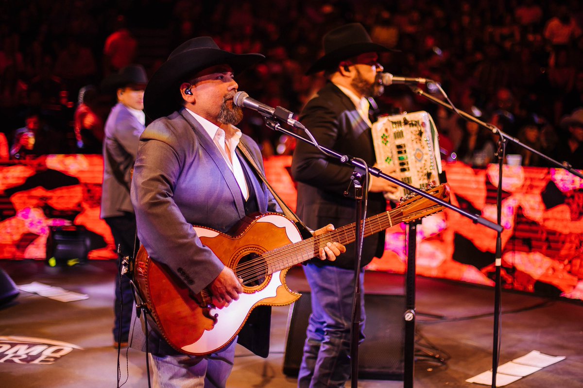 cinconotas's tweet photo. Al ritmo de los temas “Eso Duele”, “Robarte Un Beso” y “El Poder De Tus Manos”, GRUPO INTOCABLE inició la temporada 2022 del @domocaremty.
Intocable ofrecerá su segundo concierto el 23 de  abril, el 15 y 16 de julio, su tercera y cuarta fecha en el Domo Care.
Foto: Domo Care https://t.co/0njXLgX6wv