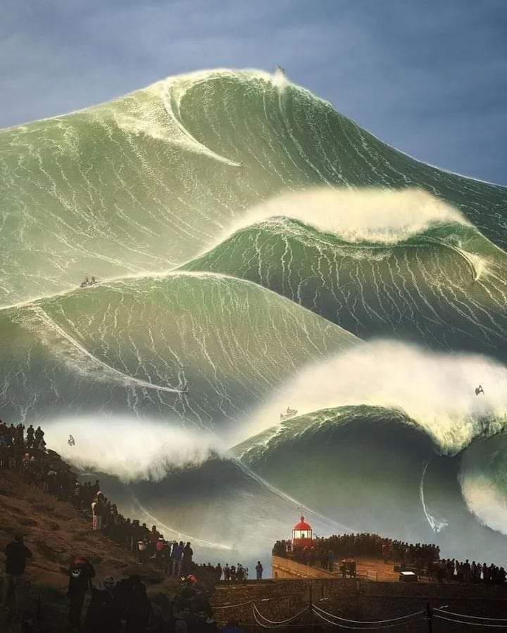 Succession de 5 vagues gigantesques 😲 Une photo au bon moment 👍😍💙 prise à Nazaré au Portugal 😍😍
📸 Mcsnowhammer