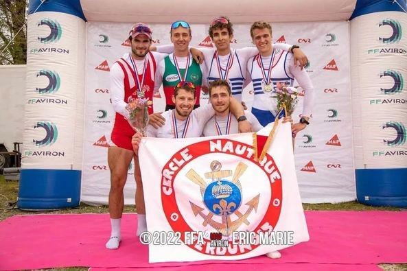 CHAMPIONNATS DE FRANCE BATEAUX COURTS A CAZAUBON-TITRES NATIONAUX ET MEDAILLES !
D'excellentes performances pour les rameurs du Pôle Aviron du <a href="/Creps_Nancy/">Creps de Nancy</a>  Nancy. 𝟳  d'entre eux auréolés de médailles autour du cou, dont 𝟲 en or !
Félicitations à tous !
<a href="/GRAND_INSEP/">Réseau Grand INSEP</a> <a href="/FFAviron/">Fédération Française d'Aviron</a>