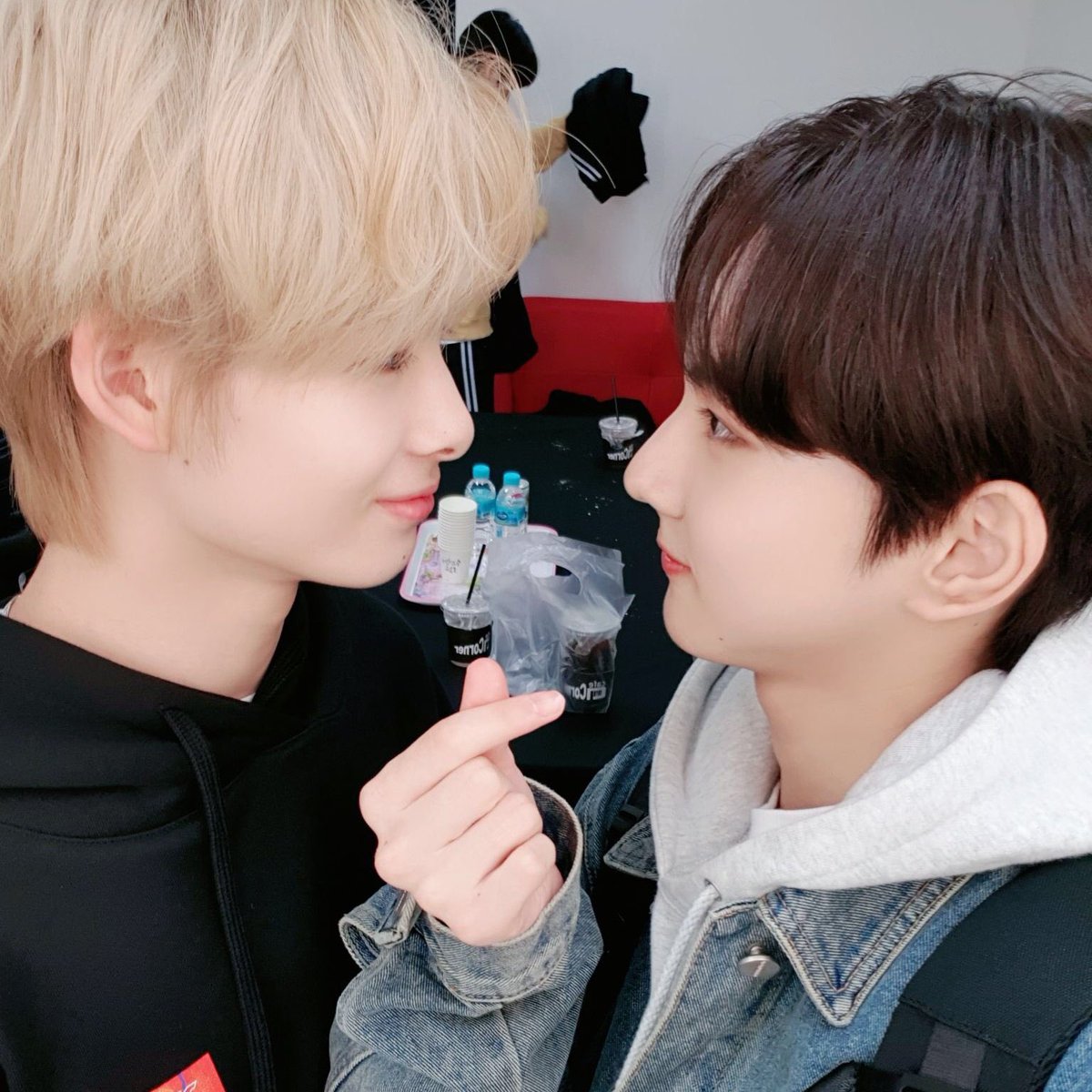 luvautumn_'s tweet photo. they’re the same people? 🤯  duality. https://t.co/LgFCv7KQkY