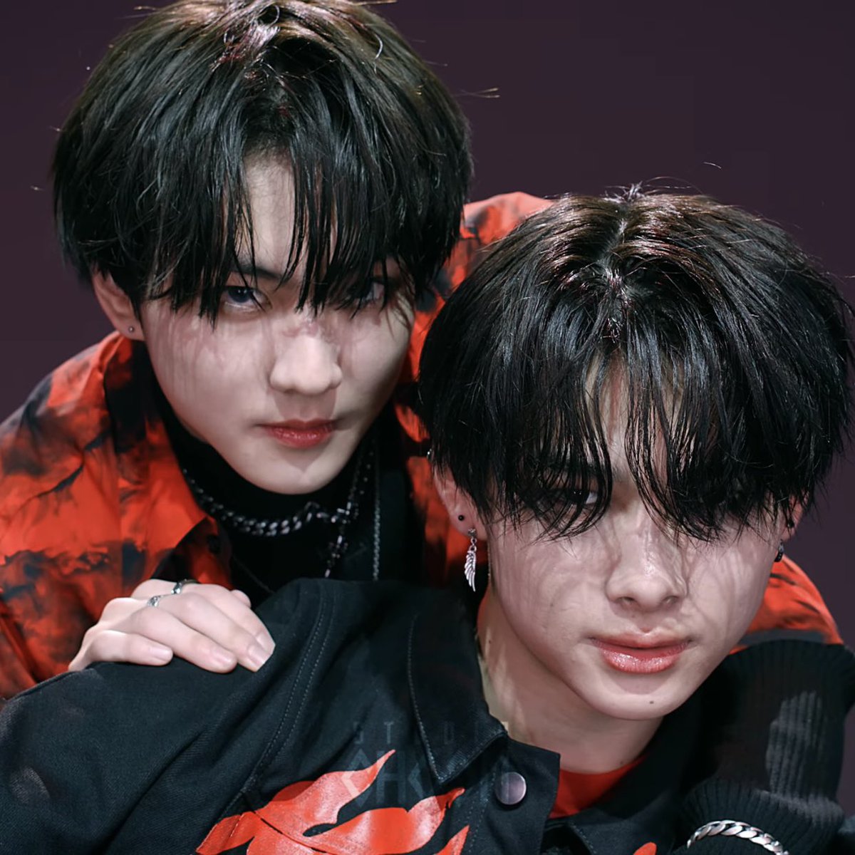 luvautumn_'s tweet photo. they’re the same people? 🤯  duality. https://t.co/LgFCv7KQkY