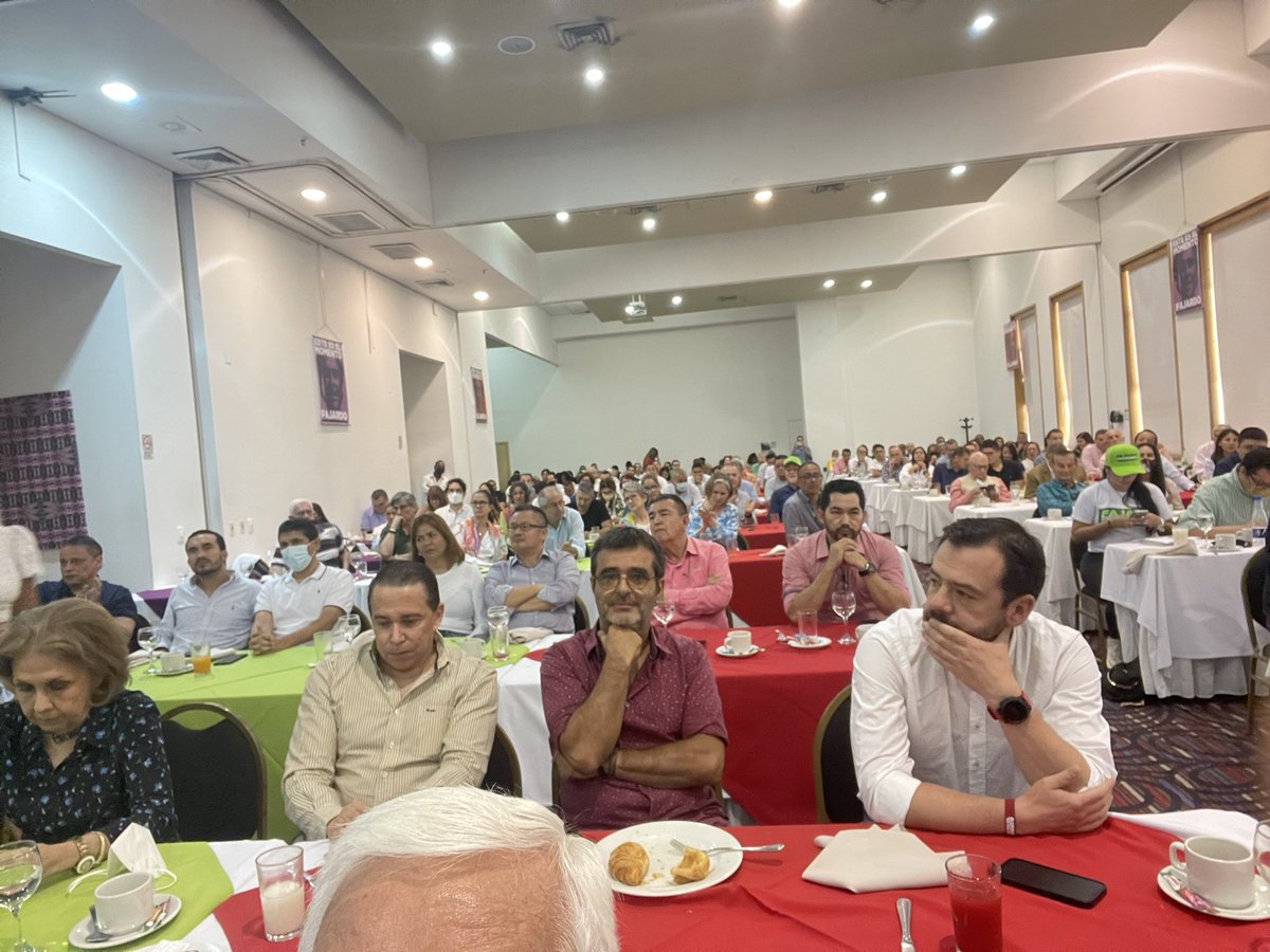 JERobledo's tweet photo. Sigue la REMONTADA.
Con #FajardoPresidente en Cali, con micro empresarios y líderes de opinión. https://t.co/YCfB48SMVa