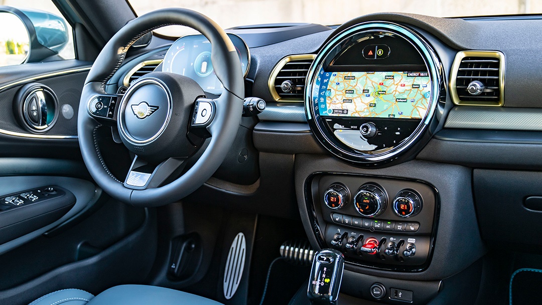 MINI's tweet photo. When rich architecture and urban progress meet a style icon like the MINI Clubman Untold Edition, magic happens.

Find out more here: https://t.co/GoUmvZ8oKN

#MINITravel #MINIUntoldEdition #MINI https://t.co/hLJeUzPP73