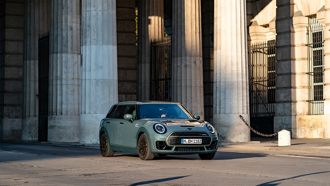 MINI's tweet photo. When rich architecture and urban progress meet a style icon like the MINI Clubman Untold Edition, magic happens.

Find out more here: https://t.co/GoUmvZ8oKN

#MINITravel #MINIUntoldEdition #MINI https://t.co/hLJeUzPP73
