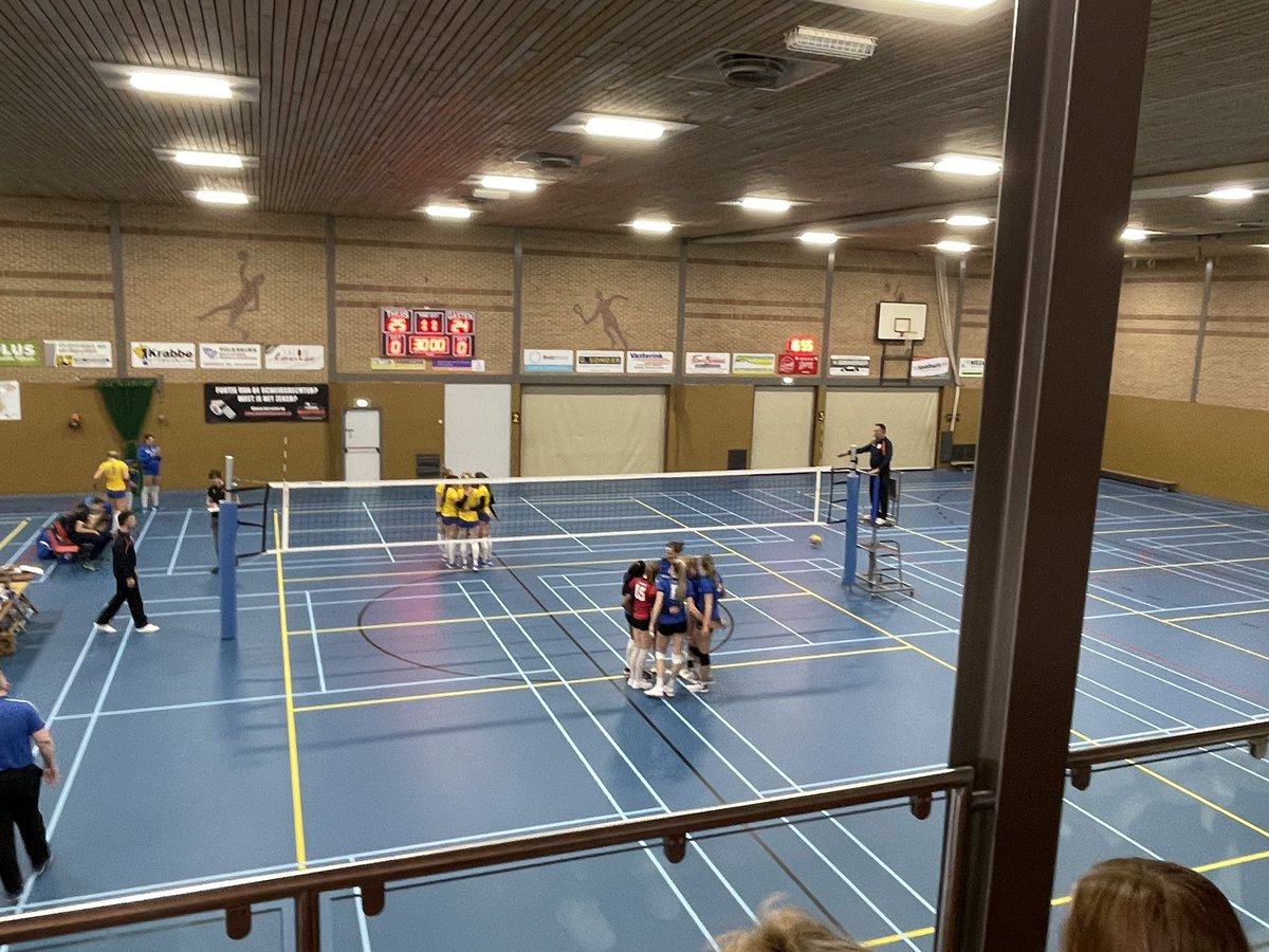 En de eerste set van de topper <a href="/Wevo70/">Wevo'70</a> tegen koploper Halley Wehl gaat naar de thuisploeg met 26-24!! #wevo70 #weerselo #volleybal
