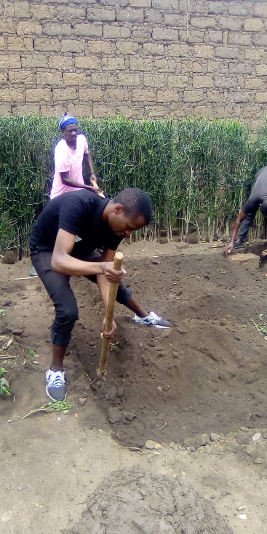 RyvcpNyagatare's tweet photo. Abakorerabushake bo mu Murenge wa Nyagatare twifatanyije n'abaturage mu muganda w'ukwezi twubakira igikoni "Mukampunga Vanessa" wo mukagari ka Ryabega uri mu cyiciro cyambere cy'ubudehe!
#Umuganda2022. https://t.co/yw2JFlFO3m
