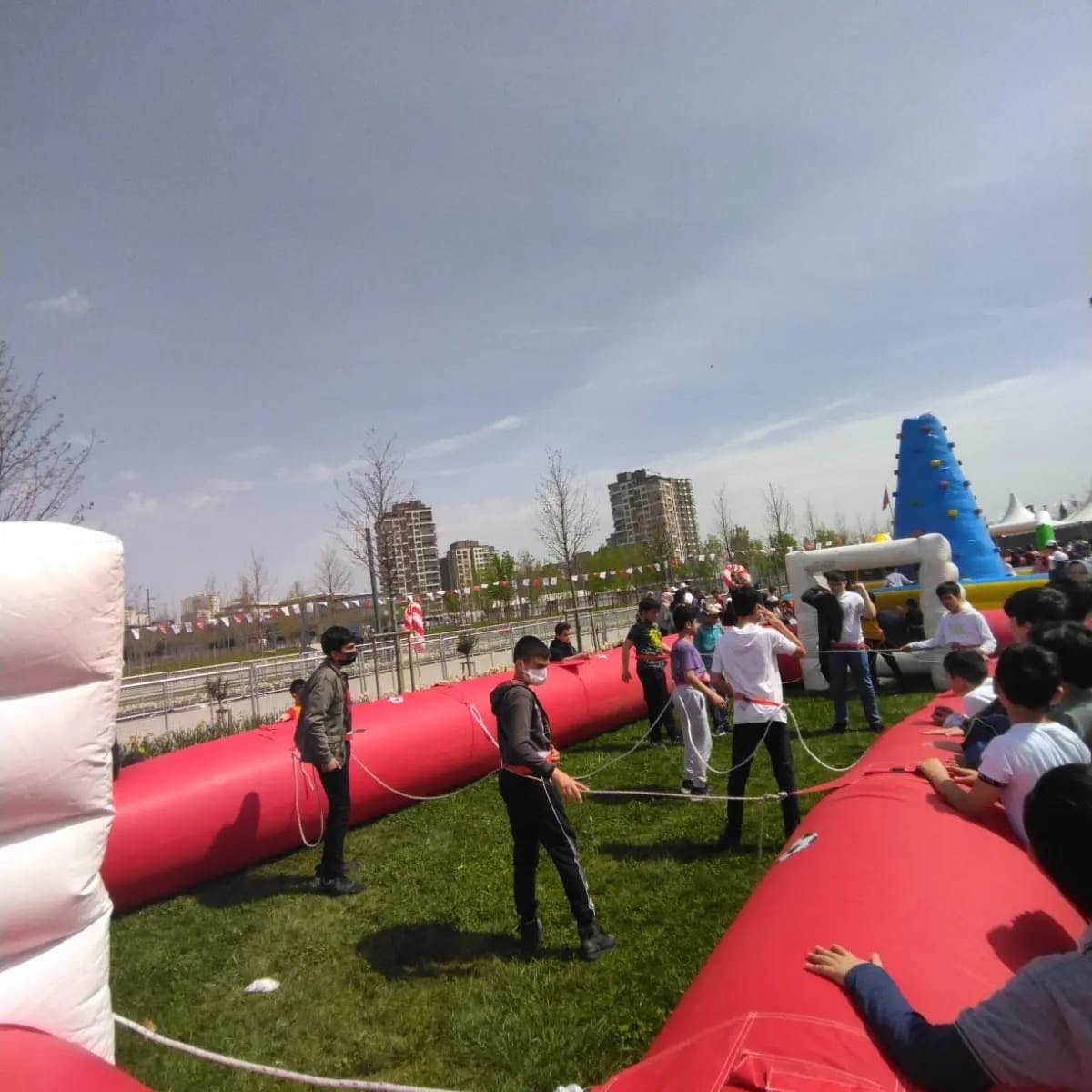 Başakşehir Millet Bahçesi’nde TRT ve Bakanlığımız tarafından düzenlenen #ÇevreveÇocukŞenliği’ne geleceğimizin teminatı çocuklarımızla katıldık . 

#23NisanUlusalEgemenlikveCocukBayramı ’mız kutlu olsun. ⁦<a href="/esay80hotmailc1/">esay80@hotmail.com</a>⁩ ⁦<a href="/necatitekbas/">Necati TEKBAŞ</a>⁩ ⁦<a href="/sultangazimem1/">Sultangazi İlçe Millî Eğitim Müdürlüğü</a>⁩