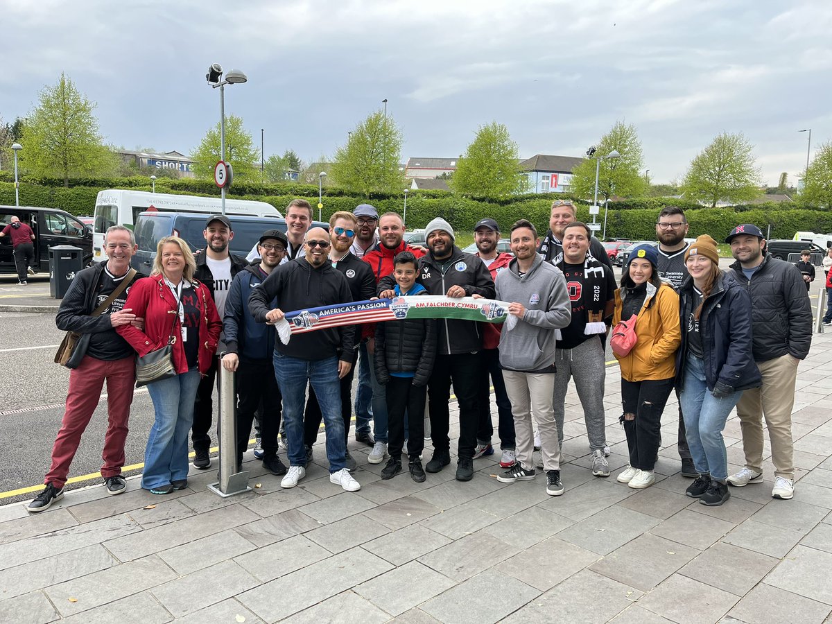 rubio220's tweet photo. @CeriP23 @StatesideJacks @NYCSwans Aye!! 
Good to meet my fellow American/Swans fans at the https://t.co/3rlmcsfKWq stadium today. 
Hope you’ve had a great time in this beautiful country. 🏴󠁧󠁢󠁷󠁬󠁳󠁿 https://t.co/TvYFlOel21
