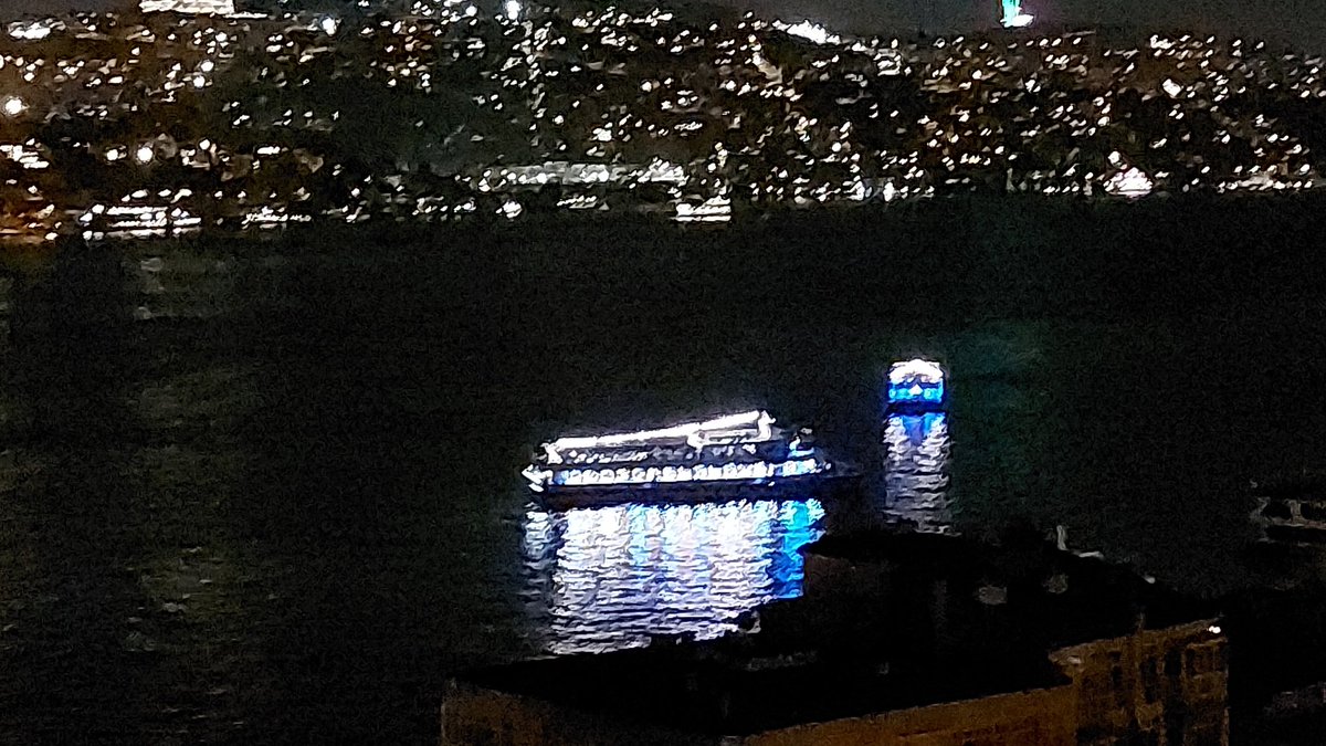 Arnavutkoy sahile 500m'den duydugumuz bir gezi teknesi anonsu: "Yasalar geregi teknemizde sigara icmek yasaktir. Fakat tiryaki arkadaslarimiz icin arka guvertede yerimiz mevcuttur":) Butun Istanbula yayin yapiyor bunu hoparlorden :) <a href="/sahilguvkom/">T.C. Sahil Güvenlik Komutanlığı</a> <a href="/1920yesilay/">Yeşilay</a>