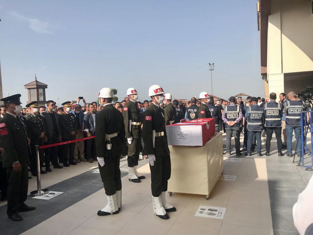 osmannazlier's tweet photo. Denizlimizin evladı, kahraman yiğidimiz Şehit Bekir Can Kerek’i son yolculuğuna uğurladık.

❝Ölüp de ölmeyene, ölüm cana minnettir. Ey Hakk için can veren, ölümün ne nimettir.❞ 🇹🇷 https://t.co/ghRDJaWD5O
