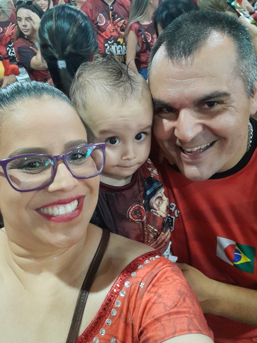BrunaCharlene's tweet photo. Sabina... Bom carnaval para você... Por aqui estamos na torcida pela Dragões da Real, nos conhecemos na quadra da Dragões, Lorenzo já era Dragões antes de nascer. Bruna, Leonardo e Lorenzo. #sptv1 #sptv #carnaval2022 @sabina_simonato https://t.co/qpy7CcY3lg