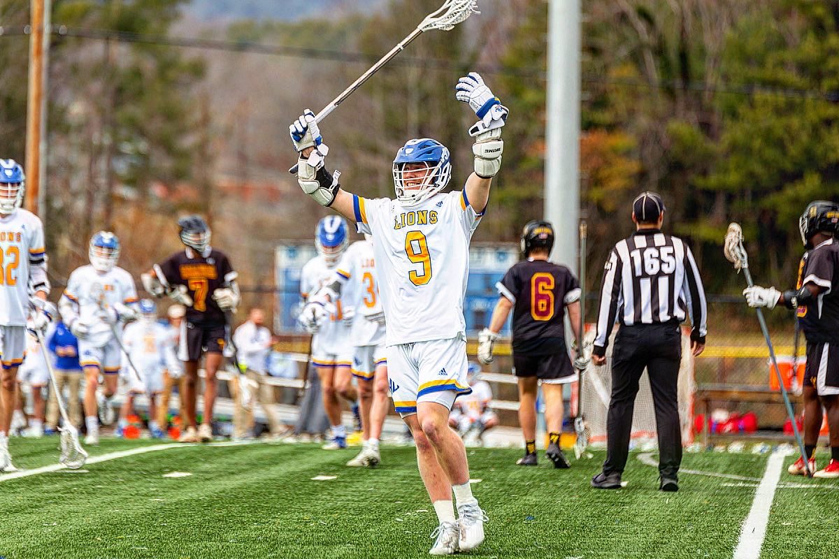 Senior Day!

Today we honor:
 #2 Frank Villeneuve (Rochester, MN)
#9 Zac Carrigan (Halifax, Nova Scotia)

📍Meares Stadium
⏰ 1 PM
📺 portal.stretchinternet.com/marshill/#live
📈 portal.stretchinternet.com/marshill/#live

#ThankYouSeniors #GoHill