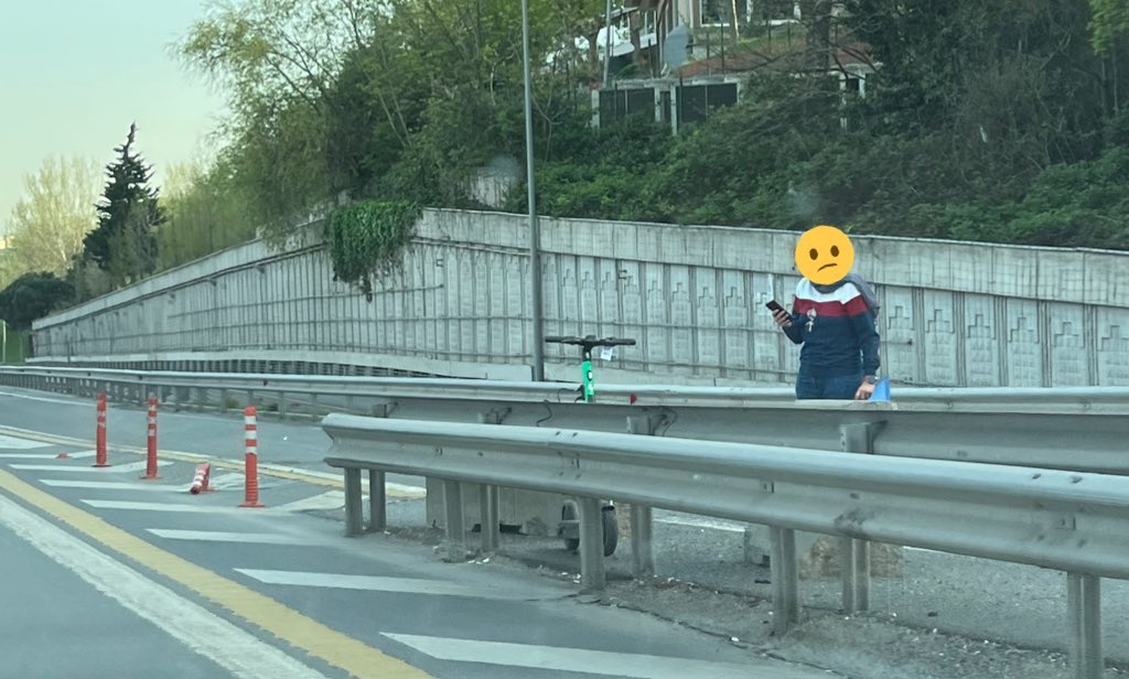 Paylaşımlı scooter'ı resmen boğaziçi köprüsüne bağlanan son çıkışa bıraktı ve geri gitti. Buradan birinin bunu alması imkansıza yakın. Yaya yolu yok. Neden böyle yapmıştır?