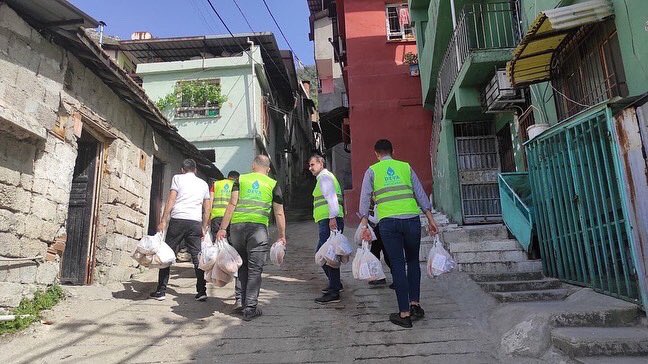 hatayadeva's tweet photo. Hatay'ın ve Antakya'nın #DEVA'ları Aydınlıkevler mahallesindeydi.

#Ramazan'ın geleneğini yaşatmak için #günde50kapı pide dağıtımı etkinliğimize #DEVA'm ediyoruz.

Ramazanın sembolü pide, kaç haneye girebiliyor? Pidenin üzerine kırılan yumurtanın parasını ödeyemiyor vatandaş. https://t.co/2scGaIYTm6