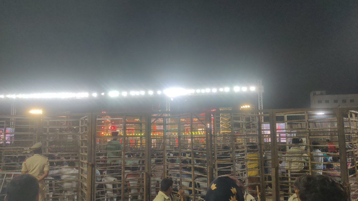 nikhil_dinta's tweet photo. @shreyasgroup @shreyasmedia 

Emi kanapadutundi sir? Screens kuda levu. Bad experience, Elana pre release event vuntunda? Adi kuda mega star movie ki. Audience kuda leru and no promotions at all. 

#AcharyaPreRelease https://t.co/8jjK9kYNAD