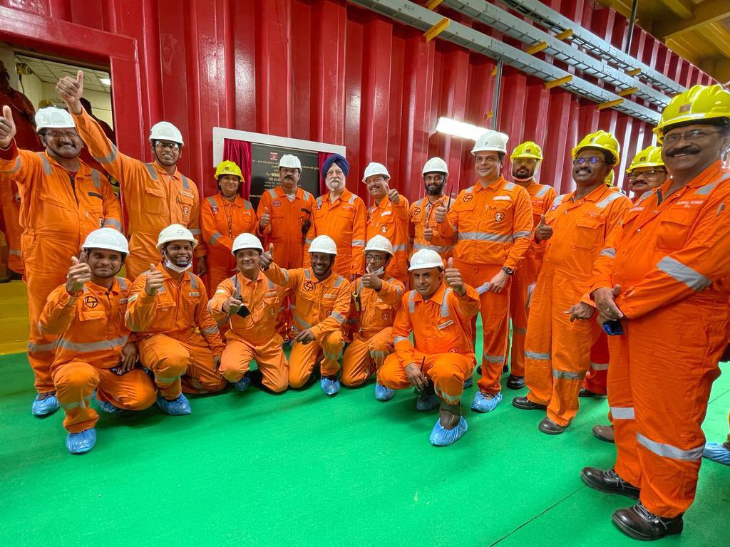 HardeepSPuri's tweet photo. Joined Smt Alka Mittal, CMD @ONGC_ &amp; members of senior management of the Maharatna to review the operations of three crucial Western offshore installations today. 

Impressed with the spirit &amp; dedication with which ONGC personnel toil hard in difficult working conditions. 👍🇮🇳 https://t.co/IyOZzZbekJ