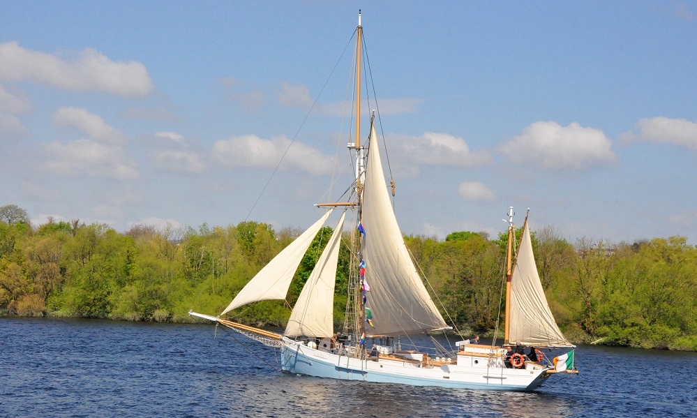 RuairiOConchuir's tweet photo. The Ilen: As fine a sailing vessel to ever have left the shores of Limerick City.
Delighted to be on hand today with the family & friends of the crew of @ilenproject as she set sail down the mighty River Shannon on route to St. Katherine's Dock, London.
#ilen #voyage #limerick https://t.co/5hv4fcqnRe