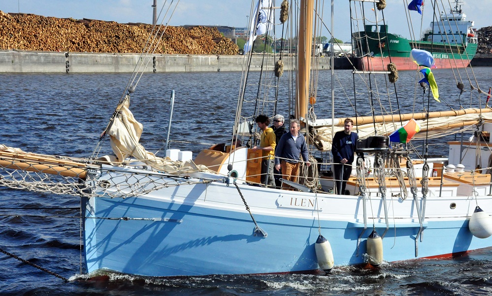RuairiOConchuir's tweet photo. The Ilen: As fine a sailing vessel to ever have left the shores of Limerick City.
Delighted to be on hand today with the family & friends of the crew of @ilenproject as she set sail down the mighty River Shannon on route to St. Katherine's Dock, London.
#ilen #voyage #limerick https://t.co/5hv4fcqnRe