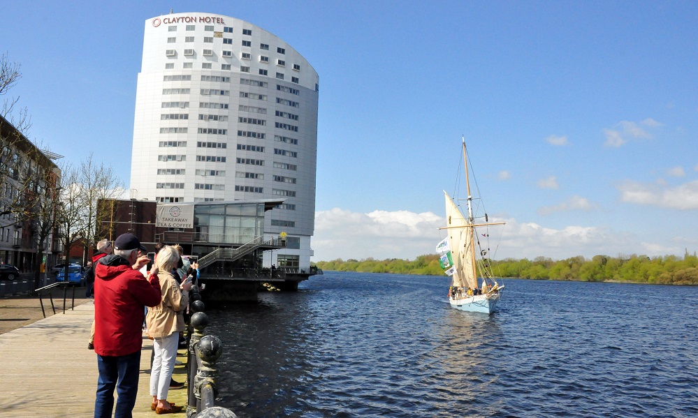 RuairiOConchuir's tweet photo. The Ilen: As fine a sailing vessel to ever have left the shores of Limerick City.
Delighted to be on hand today with the family & friends of the crew of @ilenproject as she set sail down the mighty River Shannon on route to St. Katherine's Dock, London.
#ilen #voyage #limerick https://t.co/5hv4fcqnRe