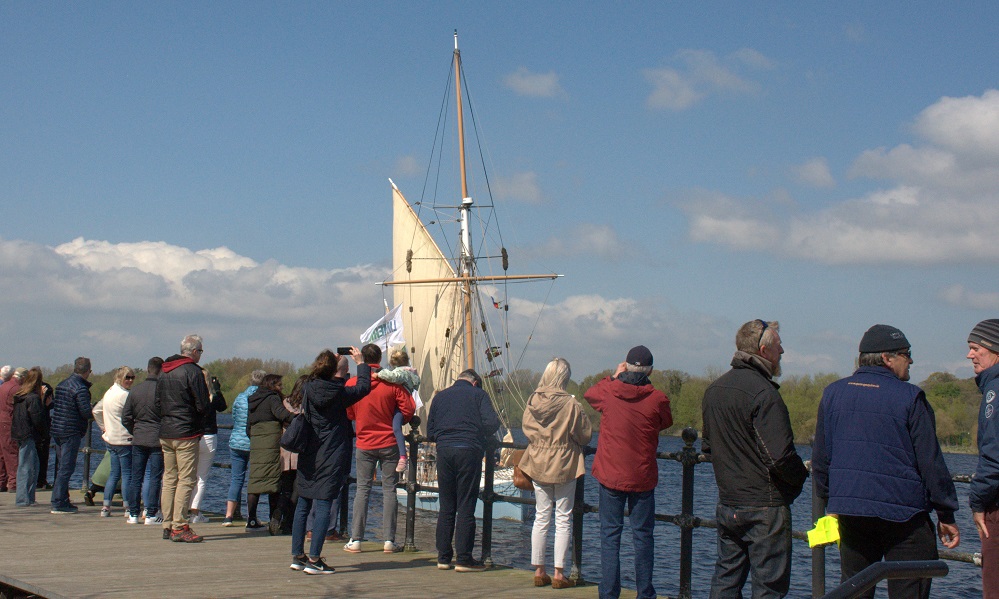RuairiOConchuir's tweet photo. The Ilen: As fine a sailing vessel to ever have left the shores of Limerick City.
Delighted to be on hand today with the family & friends of the crew of @ilenproject as she set sail down the mighty River Shannon on route to St. Katherine's Dock, London.
#ilen #voyage #limerick https://t.co/5hv4fcqnRe