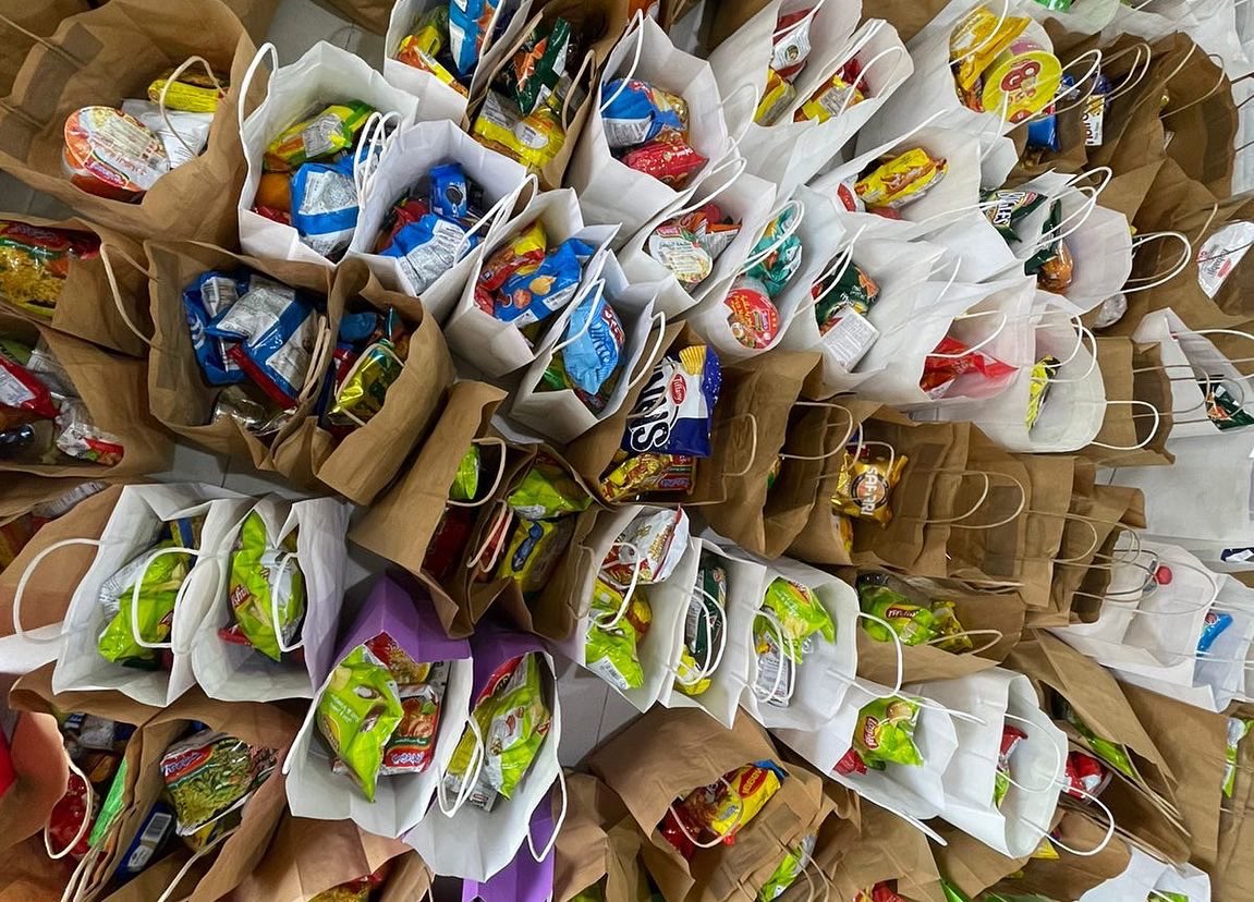 DubaiBritishJP's tweet photo. Thank you to the #DBSJPCommunity for coming together for today’s Ramadan Charity Food Drive. #DBSJPPTA #ProudlyTaaleem #ramadan https://t.co/tUq2vo6sLc