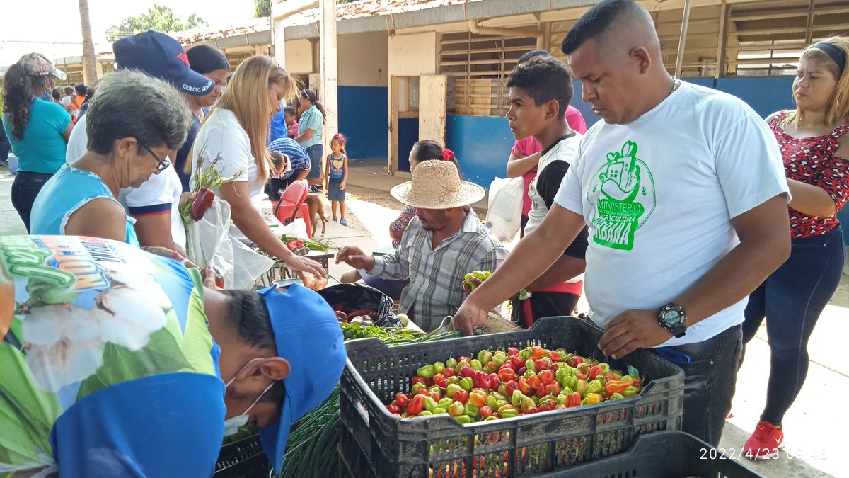 apure_minppau's tweet photo. #23Abril Desde la Comunidad Flor Amarillo del Sector El Tocal , Parroquia El Recreo se lleva a cabo la mañana de hoy La Feria del Campo Soberano. Con venta de Verduras y Hortalizas, Leguminosas, Frutas , Carne, Pescado , Productos de Limpieza, Red de Panadería, entre otros. https://t.co/qw0k771I5M