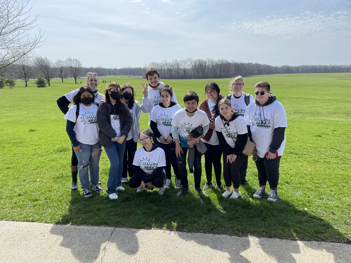 Zapata__Melissa's tweet photo. Suns out, kids up and volunteer hours completed! East Leyden Key Club supporting runners for the Run for Rett 2022. #leydenpride @ksobieski212 https://t.co/PhEYbswuh7