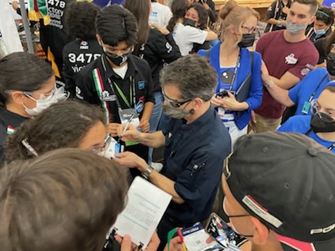 greg_wyler's tweet photo. ⁦⁦⁦Dean Kamen is a Rock Star among the 70,000 kids ⁦@FIRSTCHAMP⁩ ! https://t.co/S6EtiXnahY