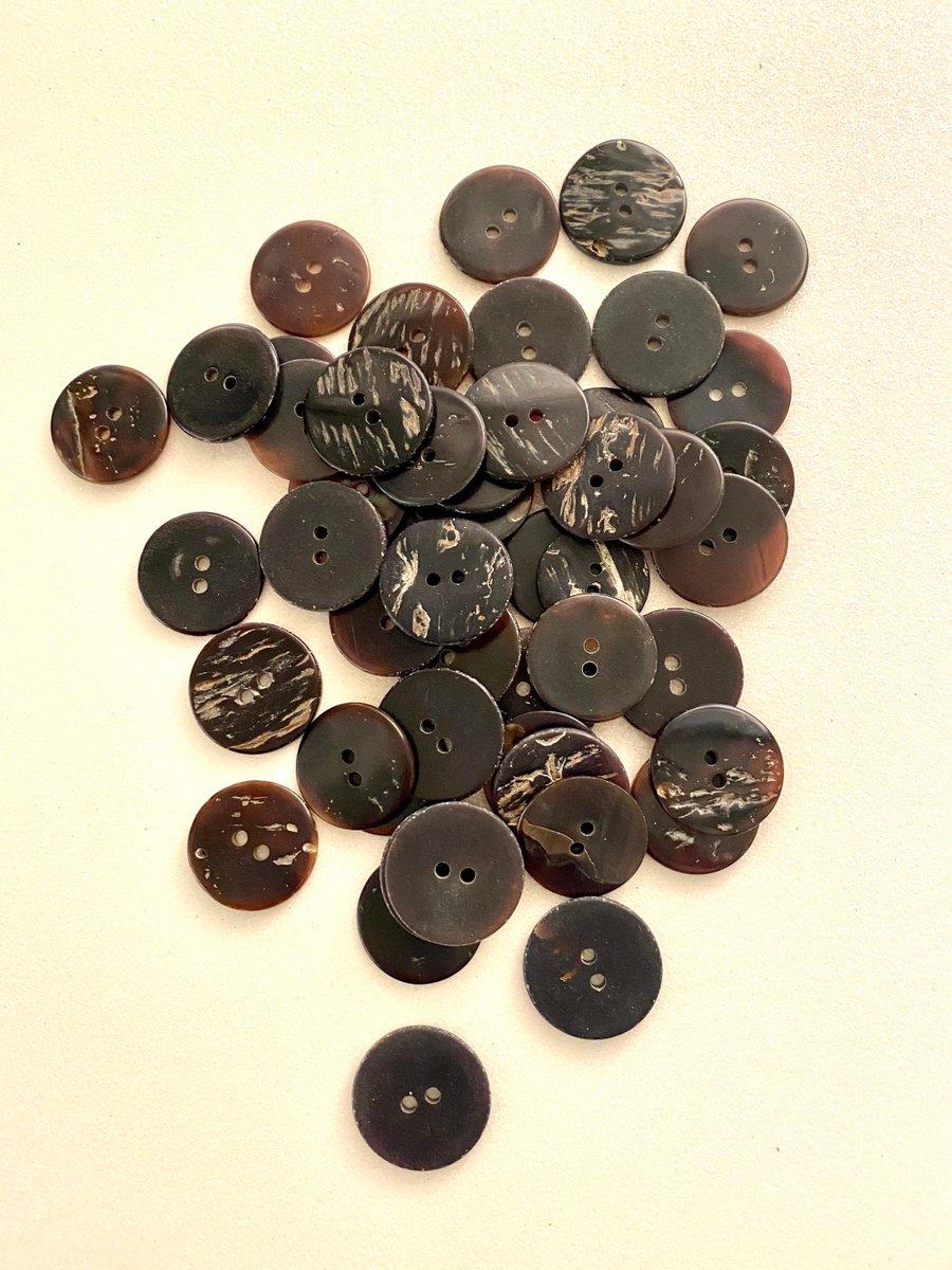 BySupply1's tweet image. 50 Vintage 20mm 2 holes shell round black spotty buttons Lot of 50 by BySupply tuppu.net/79a71758 #bysupply #Etsy #ShellButtons