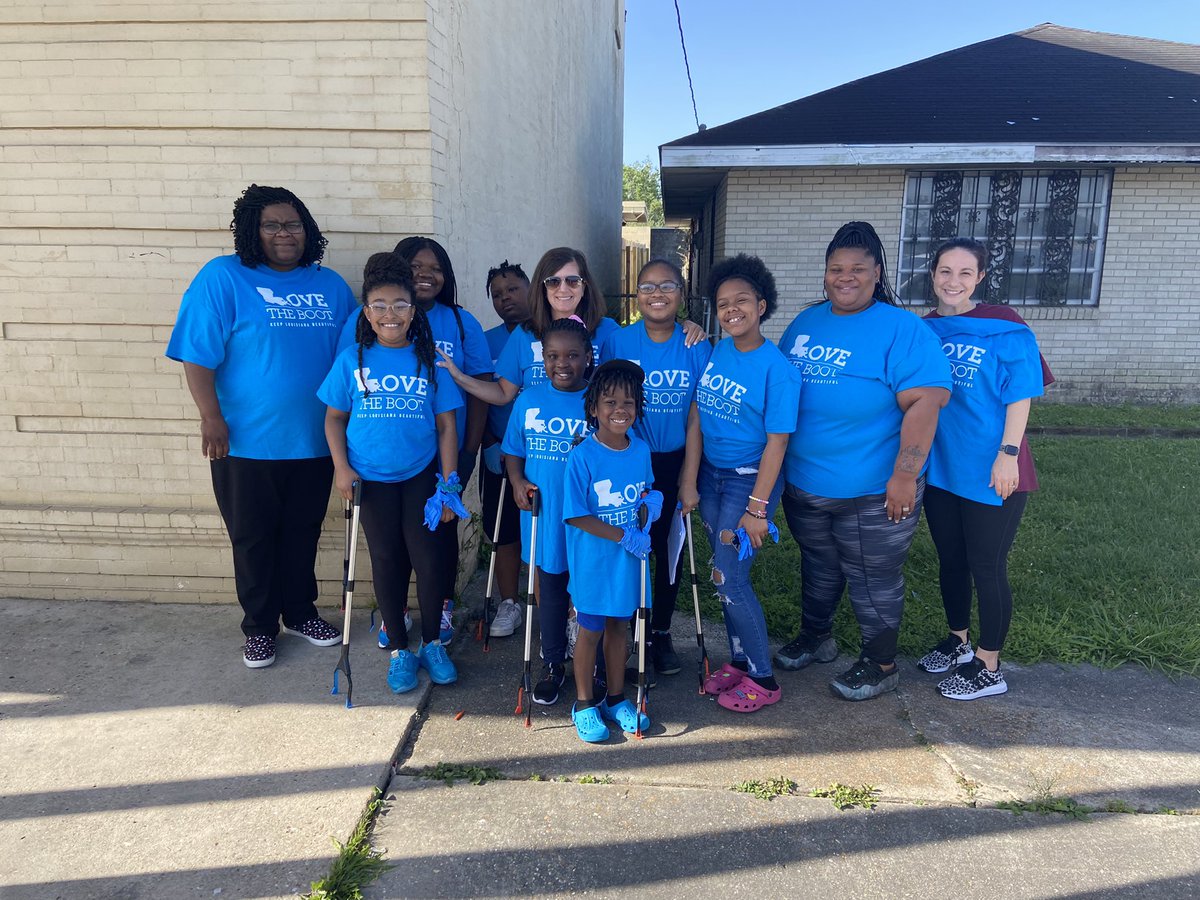 BMartinez_DES's tweet photo. Cleaning up the White Castle Community for the #LoveTheBoot campaign! So excited to see our Beta and 4-H students serving with us in our community. #EarthDay2022 #LoveTheBoot #KeepingLAclean @kelli_barbee @DES_ISTHEBEST https://t.co/aWxepgXqqO