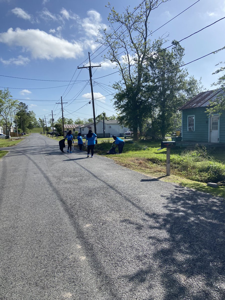 BMartinez_DES's tweet photo. Cleaning up the White Castle Community for the #LoveTheBoot campaign! So excited to see our Beta and 4-H students serving with us in our community. #EarthDay2022 #LoveTheBoot #KeepingLAclean @kelli_barbee @DES_ISTHEBEST https://t.co/aWxepgXqqO