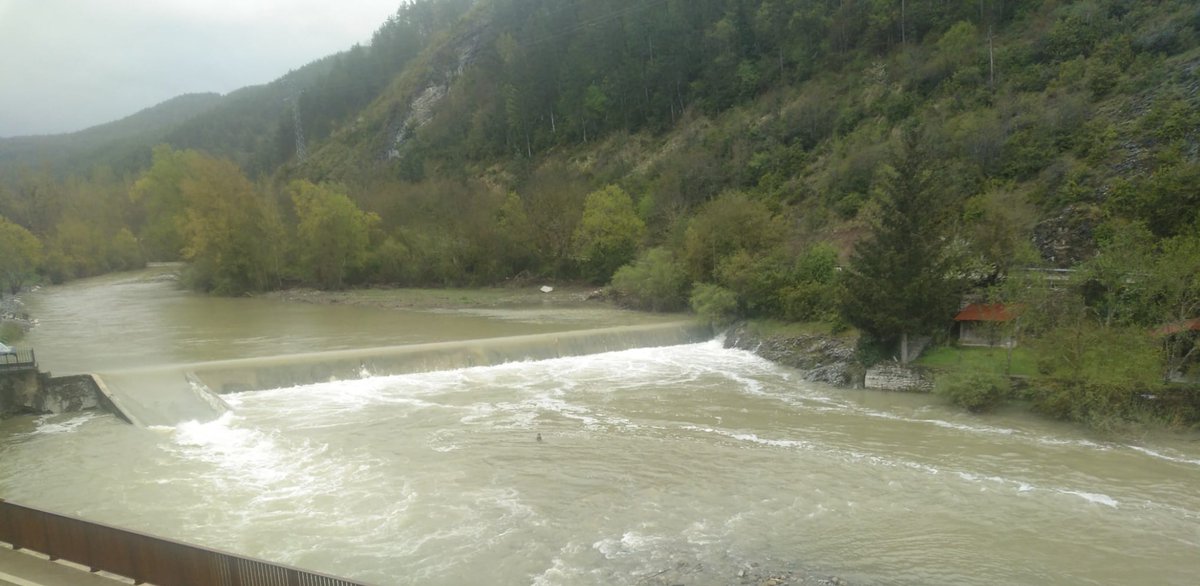 Sigue creciendo el río Eska a su paso por Burgui. El sábado que viene, para estas horas, ya habrán saltado las dos almadías por el puerto de la presa si el caudal no sigue aumentando por lluvias esta semana. ¿Qué opinan los meteorólogos que nos siguen...? 🤔