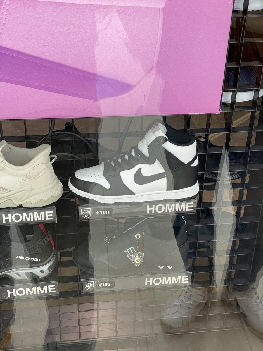 Raffe's tweet photo. @JDSportsFrance Pourquoi, il y’a t-il une différence de prix entre celui affiché et celui pratiqué en caisse? Impossible de faire valoir mes droits de consommateur (article L133-2 du Code de la consommation) malgré mes protestations. https://t.co/lzO6SRrPg4