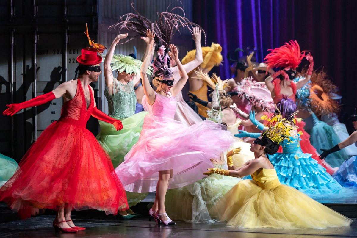 Oper_Leipzig's tweet photo. #Kult in #Dänemark, heute #Premiere in #Leipzig: Maskarade von Carl Nielsen. Wir feiern gleich 3 Hausdebuts! Theresa Pilsl als Leonora, Gert Henning-Jensen, der als Leander einspringt und die Partie auf Dänisch singen wird, + Magnus Piontek als urkomischer Patriarch Jeronimus. https://t.co/6dEdV1eFnV