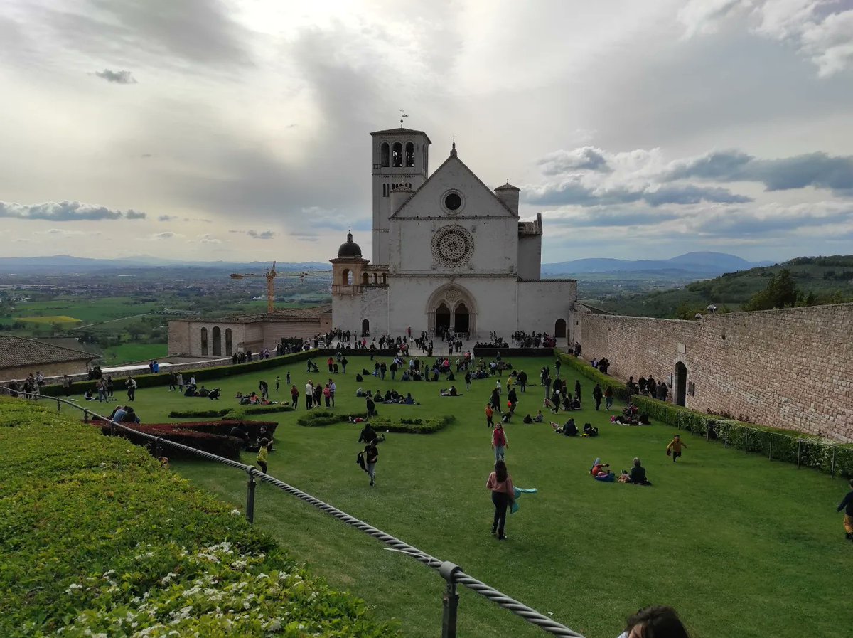 francescoassisi's tweet photo. Tutto pronto per accogliere la Marcia della Pace di domani! 
#assisi #fratiassisi #sanfrancesco #sanfrancescoassisi #ofmconv #basilicasanfrancesco #basilicasanfrancescoassisi https://t.co/LTc3TDLLNo