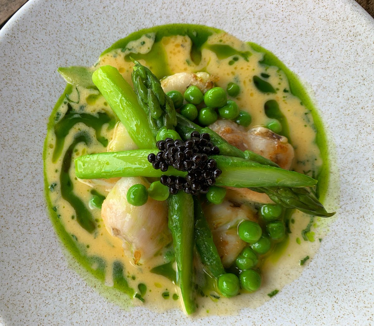 WhiteHart_Hotel's tweet photo. Pop by and try our new special starter! 
Monkfish cheeks with peas, asparagus, butter sauce and caviar 🍲
#fullers #WeTakeTastePersonally #kingston #beproudofit #fullersfood #food #kingstonfood https://t.co/eVd6ZtISfT