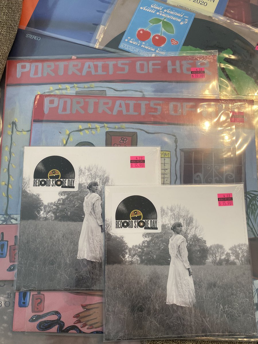 Campbell34Soup's tweet photo. 16 hours later and the Taylor Swift vinyl is in hand from #RecordStoreDay2022 https://t.co/nfYqm4NmiF