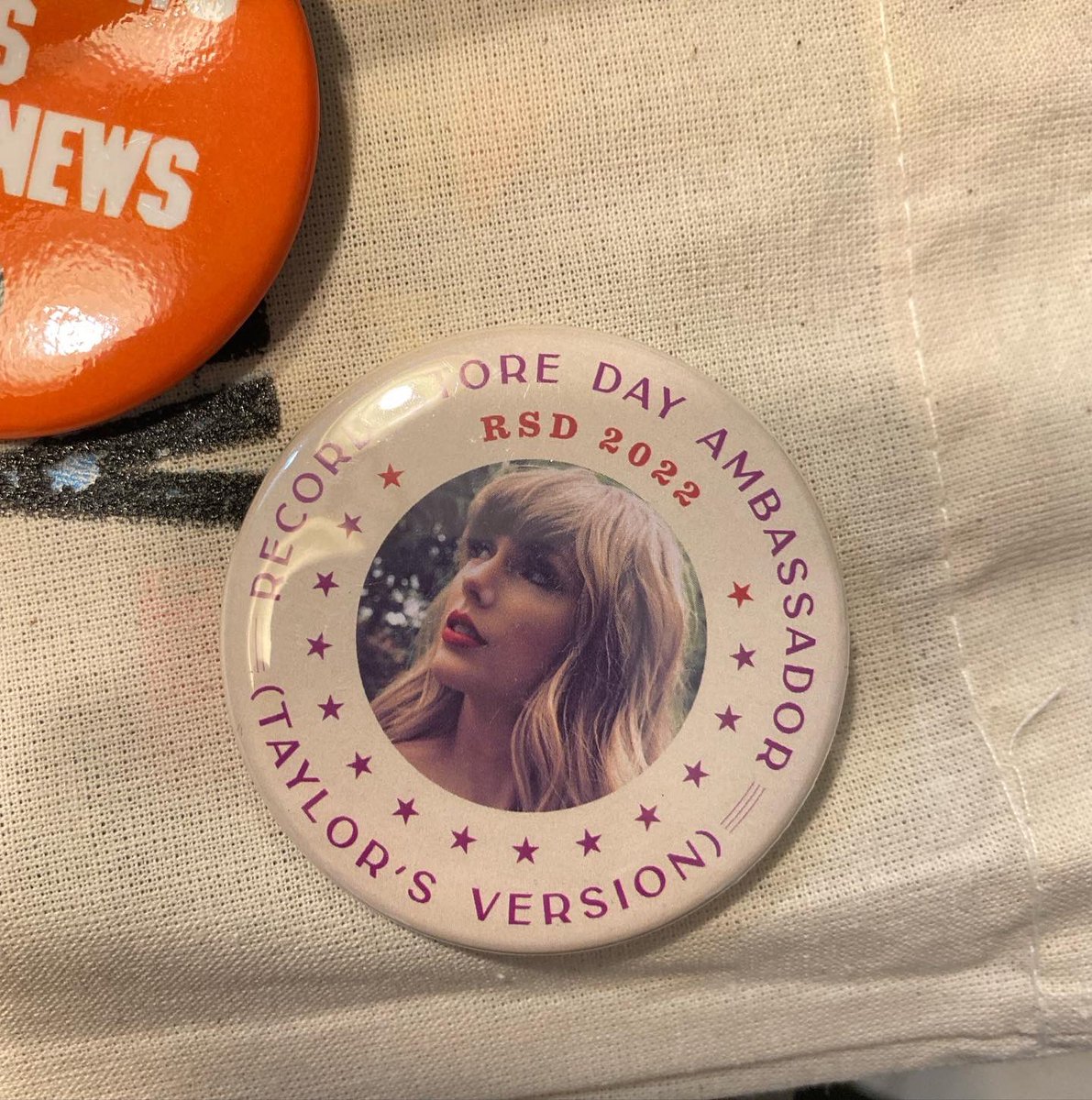 Campbell34Soup's tweet photo. 16 hours later and the Taylor Swift vinyl is in hand from #RecordStoreDay2022 https://t.co/nfYqm4NmiF