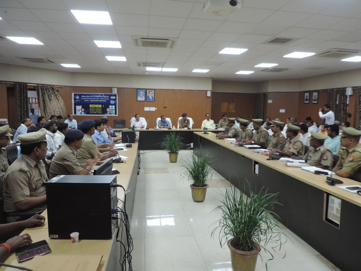 siddharthnagpol's tweet photo. #siddharthnagpol ईदु-उल फितर त्यौहार को शान्तिपूर्ण वातावरण में मनाये जाने के हेतु #DM_SDR व #SP_SDR की अध्यक्षता में सभ्रान्त व्यक्तियों तथा धर्म-गुरूओ के साथ की गई गोष्ठी । #Uppolice https://t.co/yZqWZGqcAa
