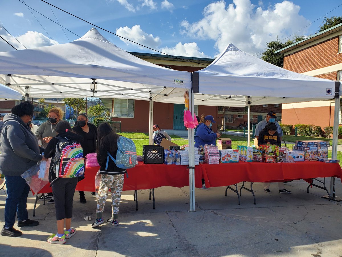 SLOBotello's tweet photo. Thanks to all the residents at William Mead homes for enviting us to their Day of Kid Event. A special afternoon to celebrate all the children who live in the area. @LAPDCaptMorales @LAPDCentralArea https://t.co/CWTrzJ7ZTK