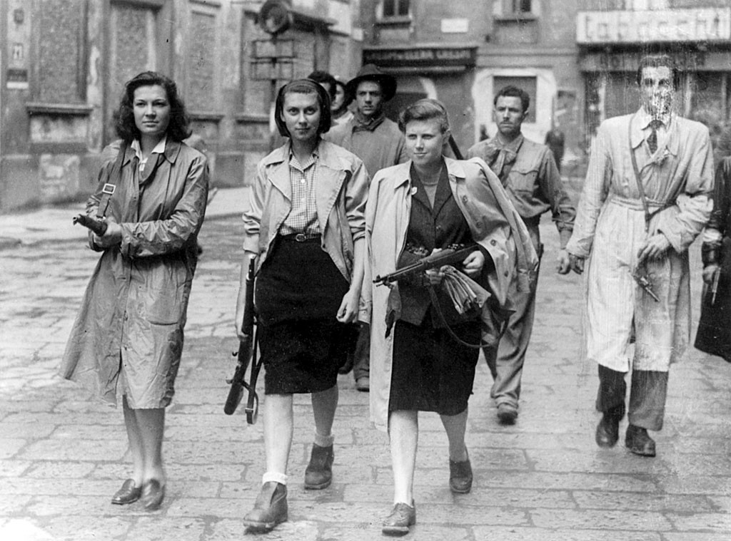 Il 25 aprile è divisivo? Si, certo. Divide il nazismo e il fascismo dalla libertà e dai diritti. Divide i regimi autoritari dalle democrazie. É quella divisione è giusta e attuale, oggi più che mai. Buon #25aprile #OraeSempreResistenza #StandWithUkraine