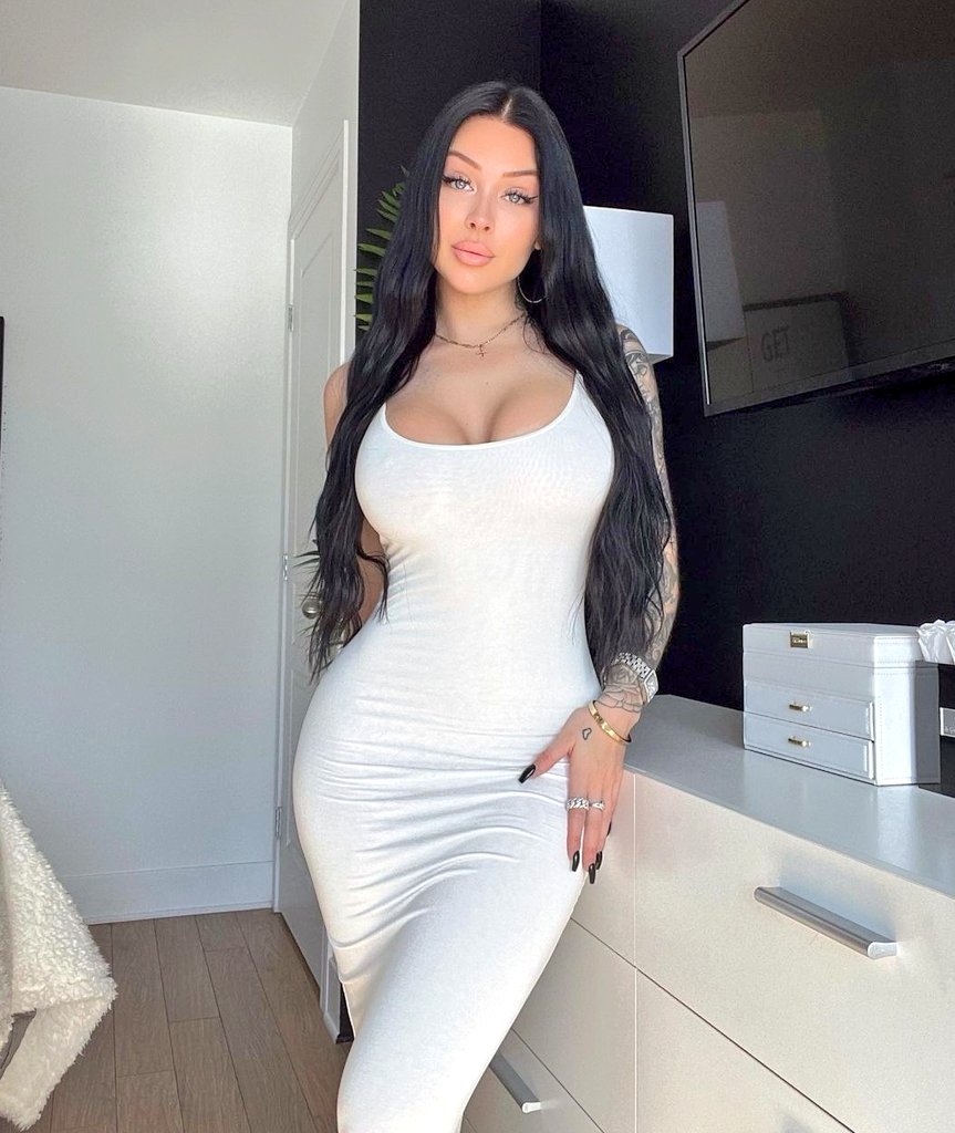 Got the coffee brewing, looking like the damn queen... But lazy as fuck!