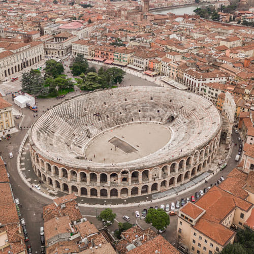 #Roma ha compiuto ufficialmente 2775 anni. Nella foto il monumento che maggiormente la rappresenta nel mondo (oltre ai gabbiani, ai cinghiali e alla vera carbonara, quella con la panna): er Colosseo

#auguriroma
