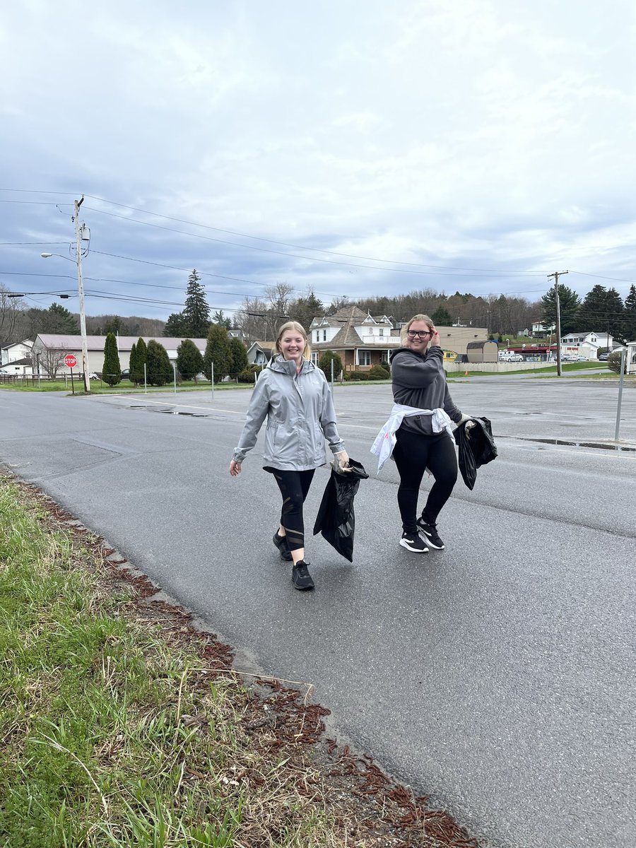 MrsB201's tweet photo. NHS members didn’t let a little rain stop them from helping clean up our town! @kitkofive @MV_Knights @Eharchak https://t.co/q3Ji3okZMY