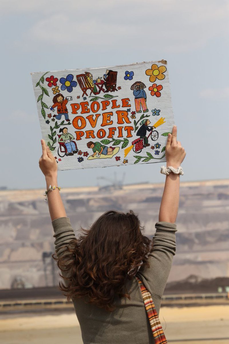 Heute haben wir mit 4000 Menschen ein klares Zeichen gesetzt: #LützerathBleibt! Danke an alle, die da waren! 💛✊ Weiter geht's am Dienstag mit der Podiumsdiskussion in Erkelenz.