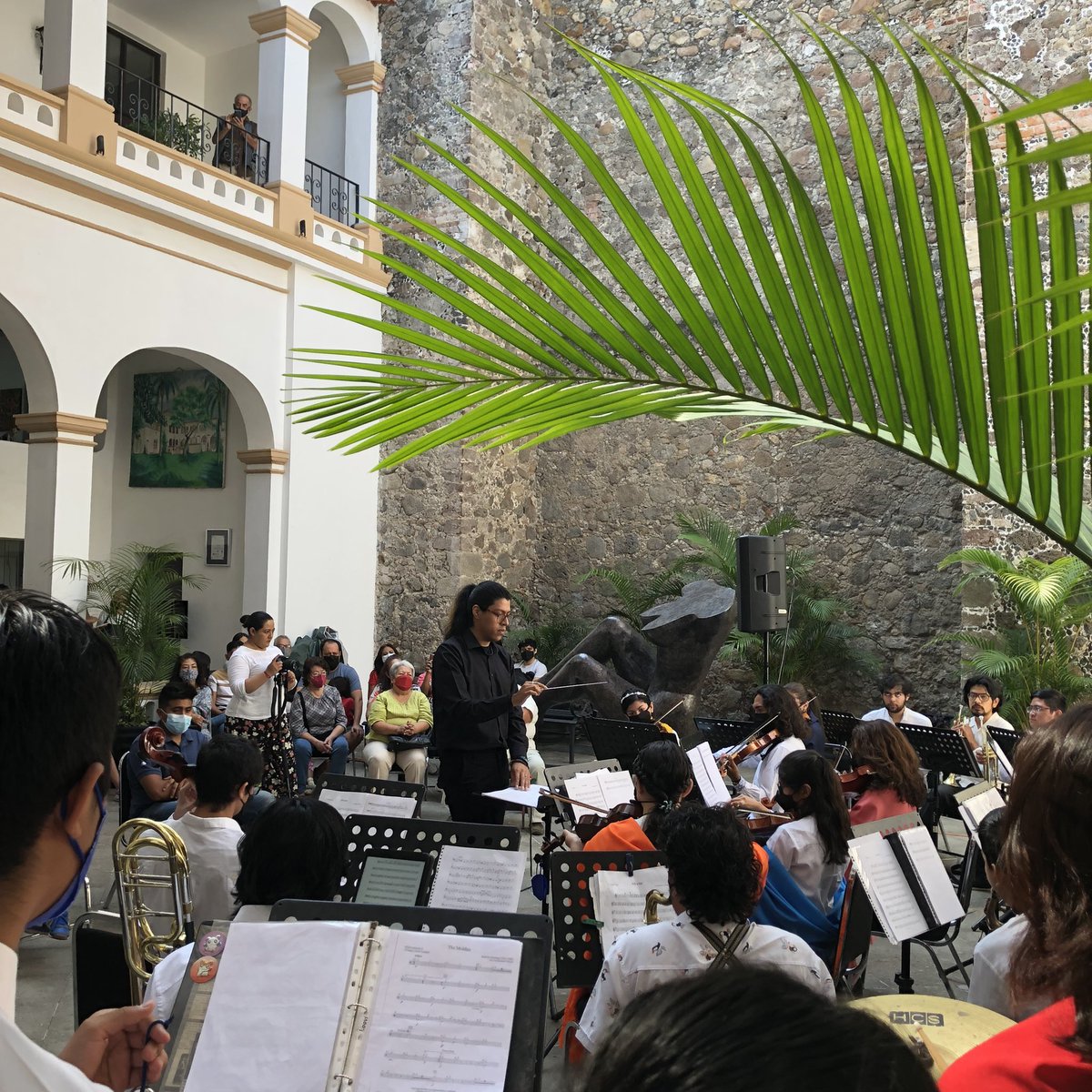 NayeliSanGuev's tweet photo. Ahora que veo al director huésped de la orquesta sinfónica juvenil de la @uaemorelos recordé cuando quería ser directora de orquesta! Claro, nunca estudié seriamente algún instrumento: imposible; pero disfruto verles #CosasSimplesQueMeImportan https://t.co/ehSpbRtSTy