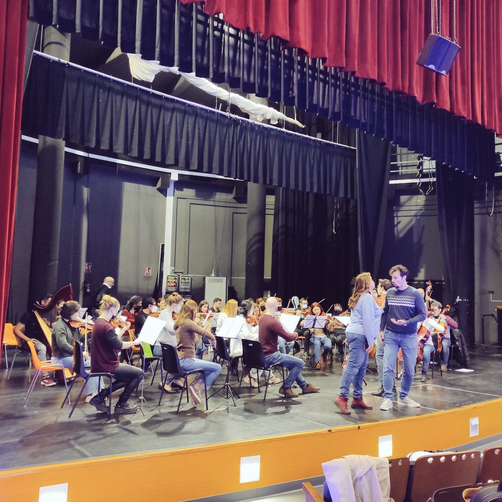 OrquestaAllegro's tweet photo. Qué alegría compartir escenario con otros músicos 🎶
Esta mañana ensayo general junto a la Orquesta de la Unió Musical Onda y los solistas antes de nuestro #concierto de esta tarde
Siempre en los escenarios en la mejor compañía! 😍
#FamiliaAllegro #orquesta #CulturaMadrid #musica https://t.co/8H7Mw977zV