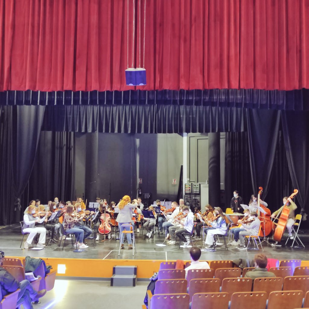 OrquestaAllegro's tweet photo. Qué alegría compartir escenario con otros músicos 🎶
Esta mañana ensayo general junto a la Orquesta de la Unió Musical Onda y los solistas antes de nuestro #concierto de esta tarde
Siempre en los escenarios en la mejor compañía! 😍
#FamiliaAllegro #orquesta #CulturaMadrid #musica https://t.co/8H7Mw977zV